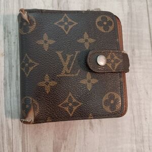 Louis Vuitton Monogram Compact Bifold Wallet Zip/Snap